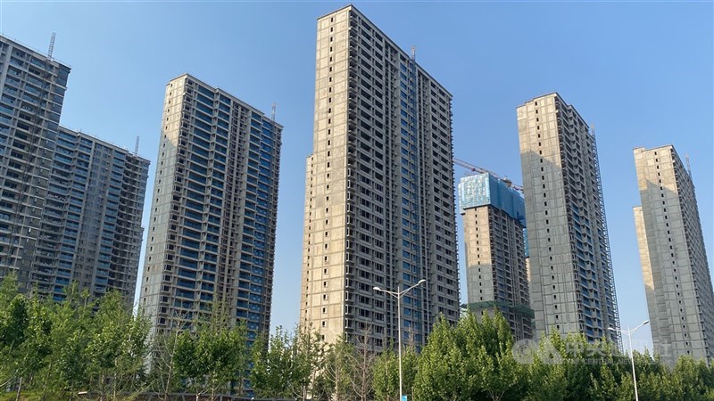 2026年中國政府工作報告提出，要著力穩定房地產市場。2021年全面實施的房企監管「三道紅線」政策造成許多房企融資及經營困難，隨著銷售不佳房價持續下跌，比起房價高點，近年多地已經跌去40%或腰斬。（中央社檔案照片）