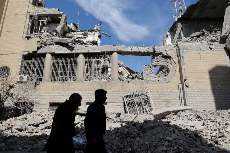 圖為4日德黑蘭一處在空襲中受損的建築物。（West Asia News Agency via 路透社）