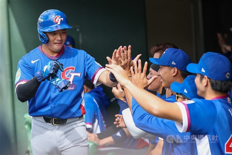 世界棒球經典賽（WBC）台灣隊好手吳念庭（左）。 （中央社檔案照片）