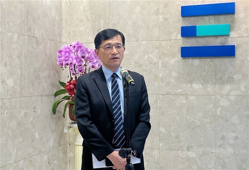 經濟部次長何晉滄說明，政府力拚未來4年，台灣藥業產值倍增至新台幣1800億元。（中央社檔案照片）