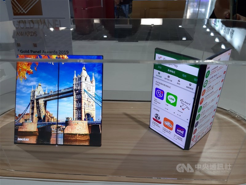 研調機構集邦科技預估，2026年全球手機面板出貨量約21.4億片，較2025年下滑7.3%。圖為Touch Taiwan智慧顯示展，秀出採主動有機發光二極體（AMOLED）面板製作的摺疊手機。（中央社檔案照片）
