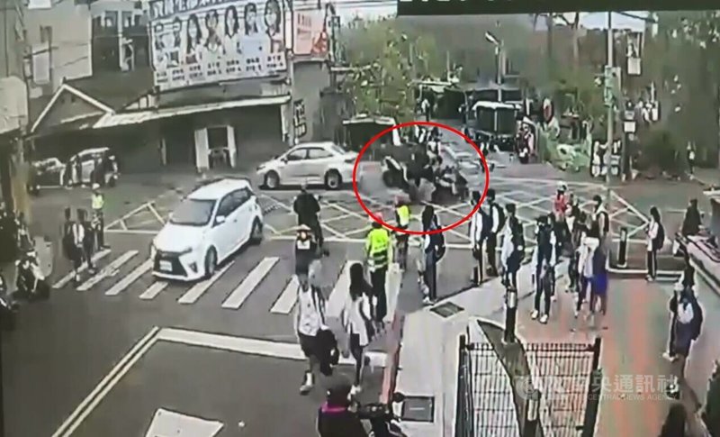 63歲許姓婦人4日騎機車載14歲孫女行經路口時，與19歲彭姓男子騎乘機車發生碰撞，造成許婦腦震盪及多處擦挫傷、少女四肢挫傷，彭男也有多處擦挫傷，均送醫治療。（翻攝照片）中央社記者蘇木春傳真　115年3月5日