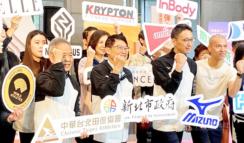 「2026新北萬金石馬拉松特展」5日起揭幕，在市府大廳展至3月15日。透過體測加互動體驗，讓運動數據幫助配速。副市長陳純敬（前左2）與來賓一起合影。中央社記者黃旭昇新北攝    115年3月5日