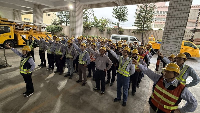 台電澎湖區營業處春季穩定供電宣示儀式5日舉行，由處長路奎琛率各級主管及第一線工作班人員共同宣示，確保電力供應無虞。（台電澎湖區處提供）中央社  115年3月5日