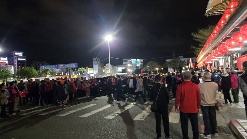 花蓮縣吉安鄉長游淑貞獲國民黨提名參選花蓮縣長，4日搭車返回花蓮，火車站前聚集支持者迎接，經站務人員及員警勸導後，才離開車站內。（台鐵提供）中央社記者張祈傳真 115年3月5日