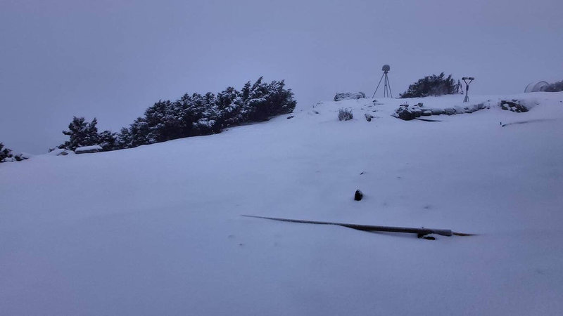玉山氣象站4日清晨、中午都曾降雪，晚間也有降雪；中央氣象署5日表示，目前降雪停止，雪深5公分。（中央氣象署提供）中央社記者黃巧雯傳真　115年3月5日
