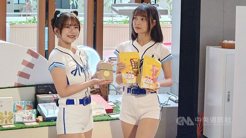 嘉義縣政府5日舉辦參加東京、新加坡食品展行前記者會，富邦悍將啦啦隊員卡洛琳（右）及奶昔（左）展示參展的「嘉義優鮮」產品。中央社記者蔡智明攝　115年3月5日