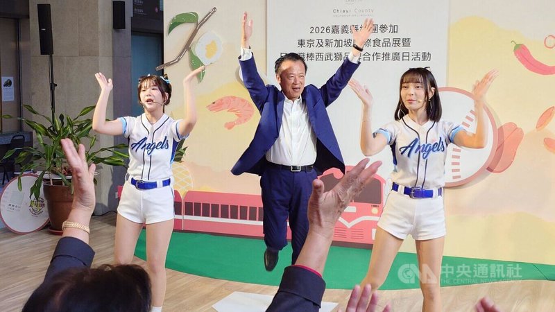嘉義縣政府5日舉辦參加東京、新加坡食品展行前記者會，縣長翁章梁（中）與富邦悍將啦啦隊員共同跳應援舞，為參展的「嘉義優鮮」廠商加油打氣。中央社記者蔡智明攝　115年3月5日
