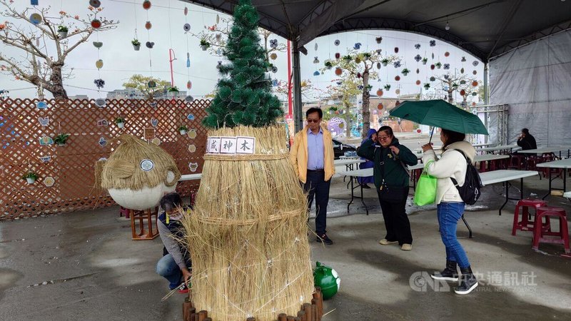 2026台灣燈會在嘉義，為避免飲食所用竹籤傷及清潔人員，嘉義縣環保局人員發想打造用來回收竹籤的巨型河豚，意外在社群媒體上爆紅，5日再增設一座「萬籤成神木」（前）。中央社記者蔡智明攝　115年3月5日