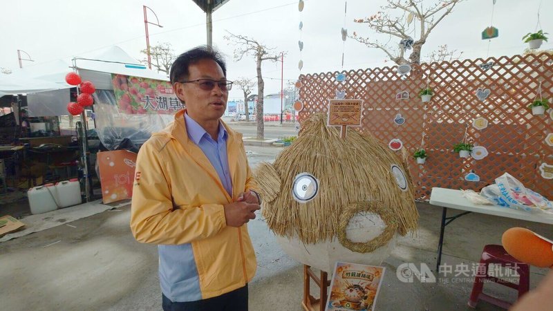 2026台灣燈會在嘉義，由嘉義縣環保局員工發想、用來回收竹籤的巨型河豚裝置在社群媒體爆紅。環保局長張輝川（圖）5日表示，河豚裝置設在燈會美食區，共有2隻，一公一母，並呼籲民眾插竹籤時，勿把拉圾或飲料杯插在上面。中央社記者蔡智明攝　115年3月5日