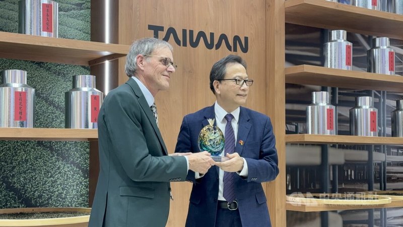 駐德代表谷瑞生（右）5日在柏林國際旅展台灣館頒發交通部觀光署「台灣觀光特別貢獻獎」給荷蘭永續旅遊學者沙爾曼（左），表彰其長年推動並協助台灣接軌國際永續旅遊。中央社記者林尚縈柏林攝　115年3月5日