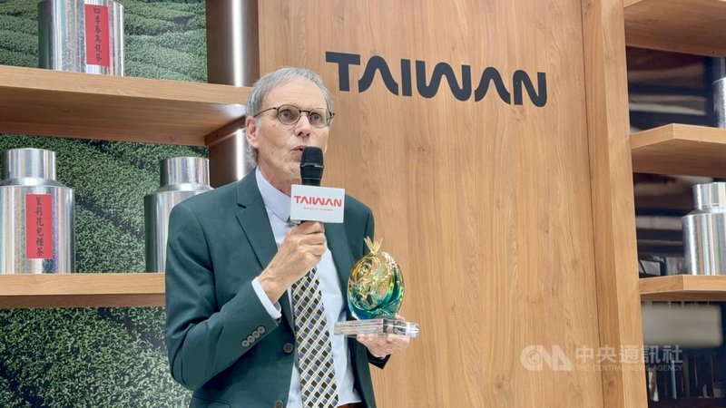 綠色目的地基金會創辦人、荷蘭學者沙爾曼獲觀光署特別貢獻獎，授獎儀式5日在全球最大旅展柏林國際旅展台灣館舉行。沙爾曼致詞表示，永續旅遊必須建立在自由民主與人權基礎上。中央社記者林尚縈柏林攝　115年3月5日