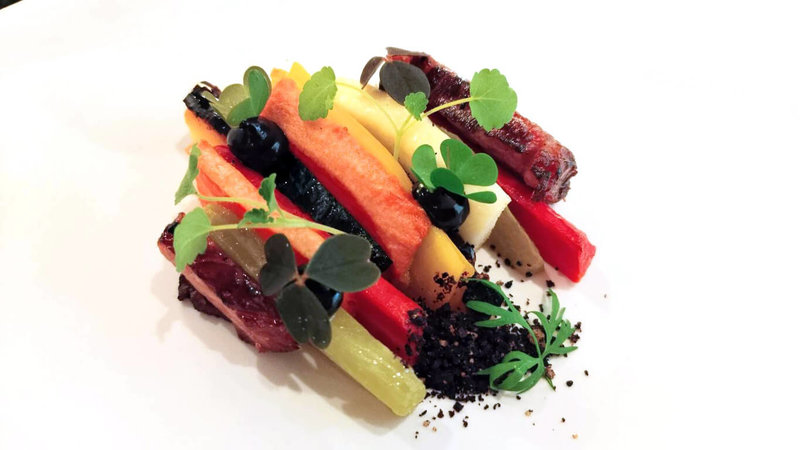 雲林縣東勢鄉農企業VDS種植高品質5色胡蘿蔔，各有不同成分營養素，並攜手米其林餐廳設計出以5色胡蘿蔔為主角的餐點「煙燻牛肉胡蘿蔔花園」，繽紛又可口。中央社記者汪淑芬攝　115年3月5日