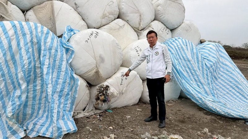 民進黨台中市議員何文海（圖）5日視察發現文山掩埋場垃圾打包物出現破損，恐造成周邊環境污染，淪為病媒溫床，要求環保局強化環境衛生管理。（何文海服務處提供）中央社記者郝雪卿傳真  115年3月5日