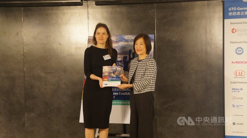 德國經濟辦事處5日發布「2025/2026年德國商業信心調查報告」，德國經濟辦事處首席代表暨處長蘭依樺（Eva Langerbeck）（左）將報告交給經濟部次長江文若。中央社記者趙敏雅攝　115年3月5日