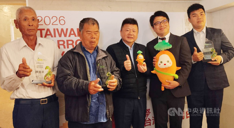 雲林東勢農企業「VDS活力東勢」種植高品質彩色胡蘿蔔，並致力推廣胡蘿蔔，總經理王文星（中）5日於2026國際台灣胡蘿蔔日活動中，頒獎表揚種植胡蘿蔔逾30年的農民。中央社記者汪淑芬攝　115年3月5日