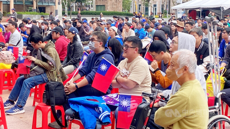 新北市政府體育局5日上午在市府市民廣場前，舉辦世界棒球經典賽台灣隊對決澳洲隊戶外直播，吸引約500名球迷揮舞加油棒與國旗，緊盯螢幕為台灣隊加油。中央社記者黃旭昇新北攝 115年3月5日