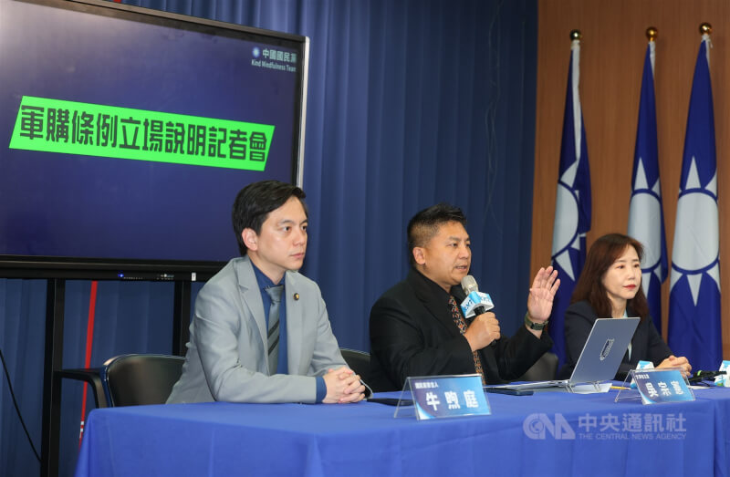 國民黨5日在中央黨部舉行軍購條例立場說明記者會，國民黨發言人牛煦庭（左起）、國民黨文傳會主委吳宗憲、副主委尹乃菁出席說明。中央社記者謝佳璋攝  115年3月5日