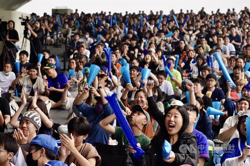 許多高雄市民眾湧入衛武營國家藝術文化中心觀看戶外直播，齊聲為台灣隊加油打氣。中央社記者董俊志攝　115年3月5日