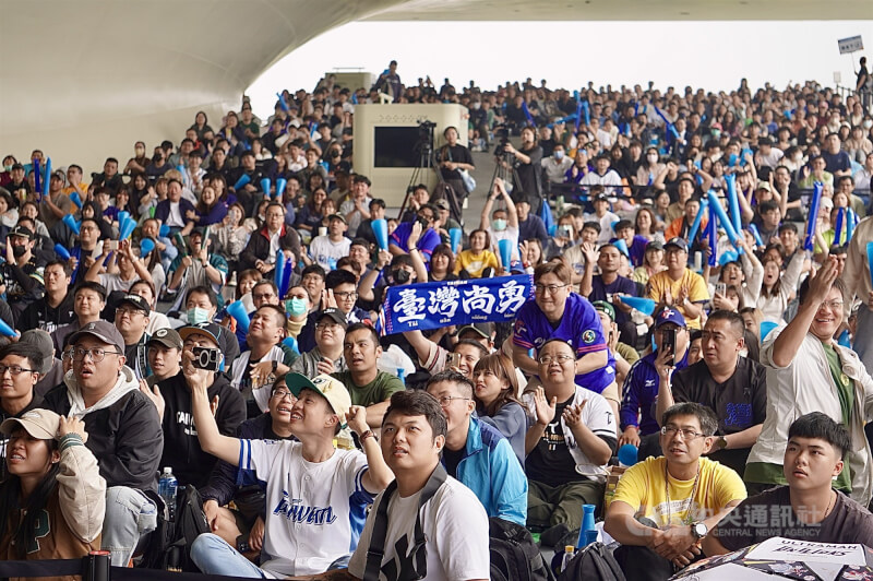 高雄衛武營國家藝術文化中心戶外直播現場，有民眾高舉「台灣尚勇」布條，緊盯螢幕為台灣隊加油。中央社記者董俊志攝　115年3月5日