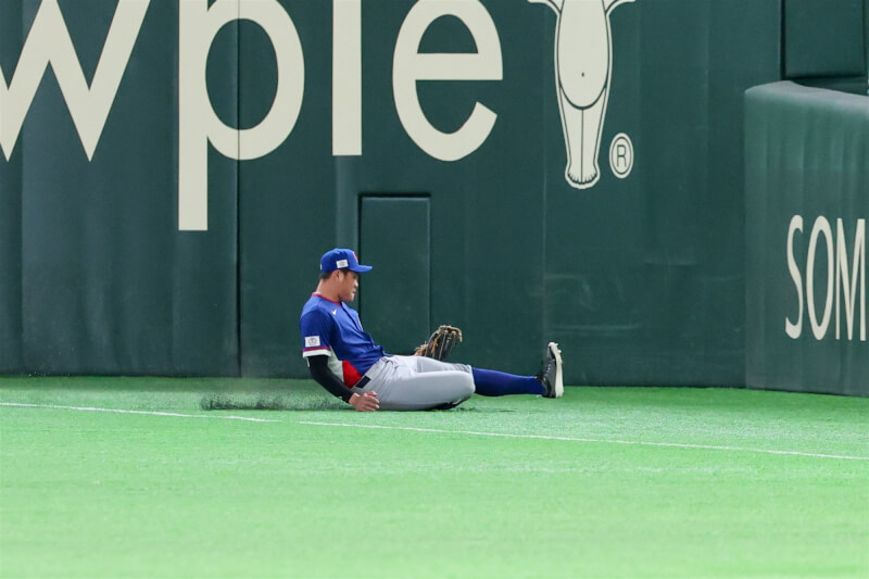 台灣隊外野手宋晟睿在經典賽對戰澳洲隊的比賽展現滑接美技。中央社記者王騰毅攝 115年3月5日