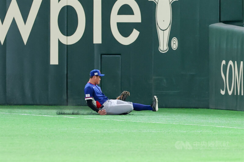台灣隊外野手宋晟睿在經典賽對戰澳洲隊的比賽展現滑接美技。中央社記者王騰毅攝 115年3月5日