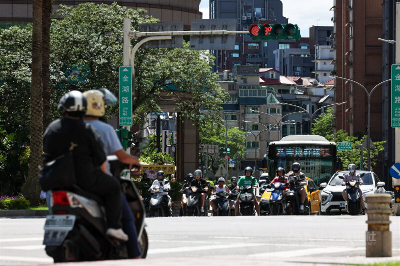 圖為台北市內湖區機車族於陽光下停等紅燈。（中央社檔案照片）