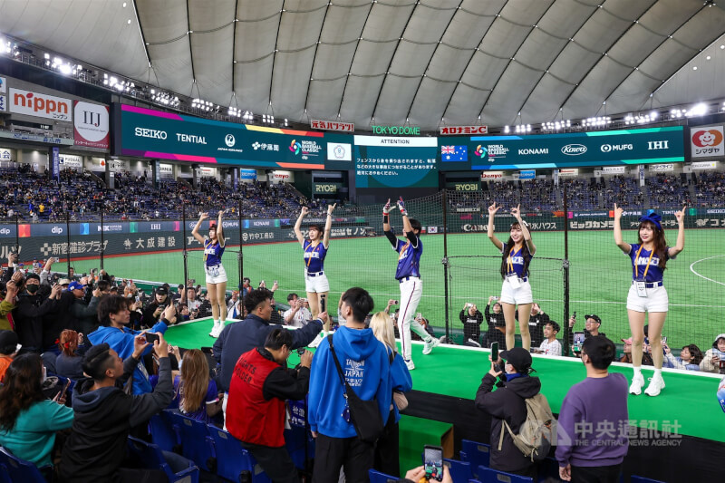 世界棒球經典賽（WBC）C組預賽5日在日本東京巨蛋開打。圖為台灣啦啦隊與球迷練習加油應援口號。中央社記者王騰毅東京攝  115年3月5日