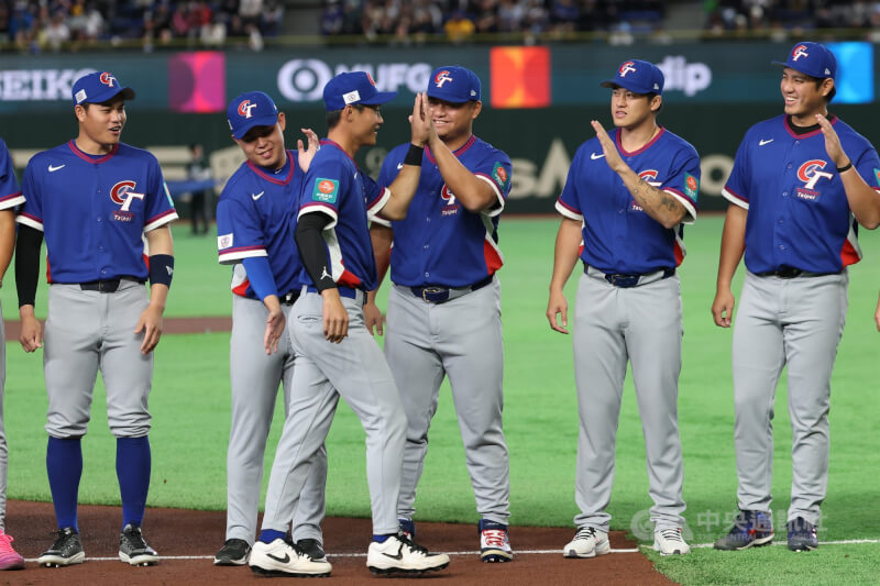 遞補入WBC台灣隊的野手張政禹（前）在賽前出場時受到隊友熱烈歡迎。中央社記者王騰毅東京攝  115年3月5日