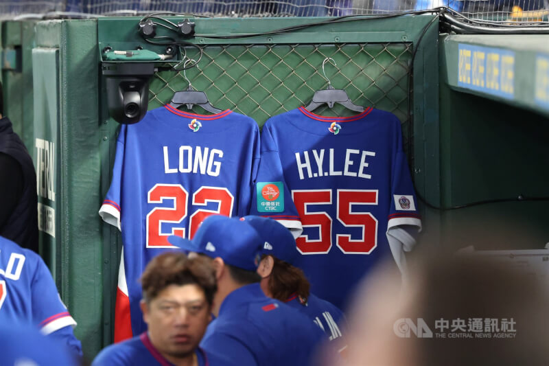 台灣隊休息區掛上因傷退賽的隊友球衣。中央社記者王騰毅東京攝  115年3月5日