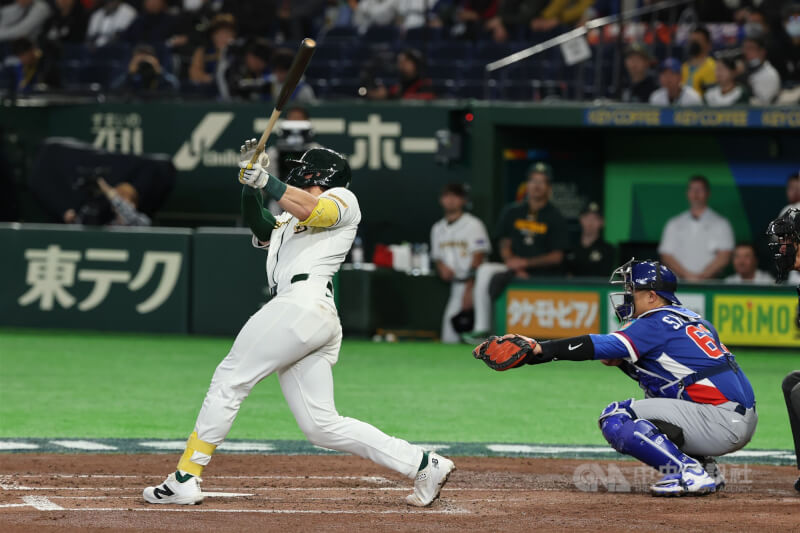 澳洲隊柏金斯（左）5局開轟，助隊取得2:0領先。中央社記者王騰毅東京攝 115年3月5日