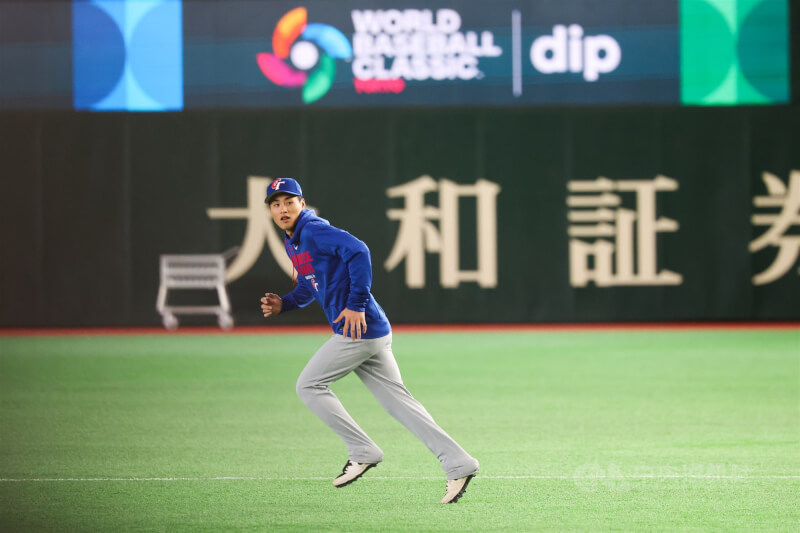 世界棒球經典賽（WBC）5日開打，台灣隊野手李灝宇因傷退賽，改由一起集訓的中職味全龍隊球員張政禹（圖）遞補，他上午現身東京巨蛋球場練球。中央社記者王騰毅東京攝 115年3月5日