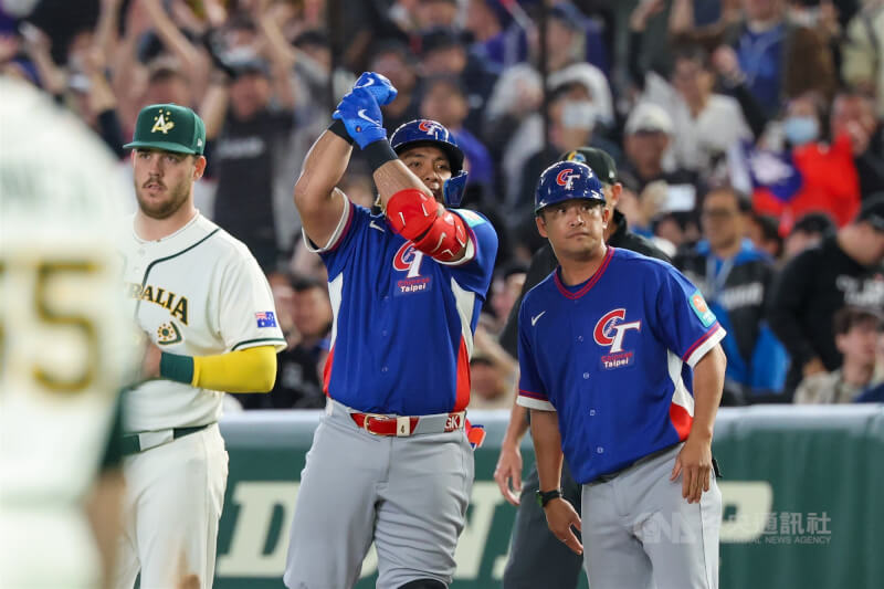 9局上台灣隊吉力吉撈．鞏冠（中）代打敲出安打，上壘後比出慶祝手勢。中央社記者王騰毅東京攝 115年3月5日