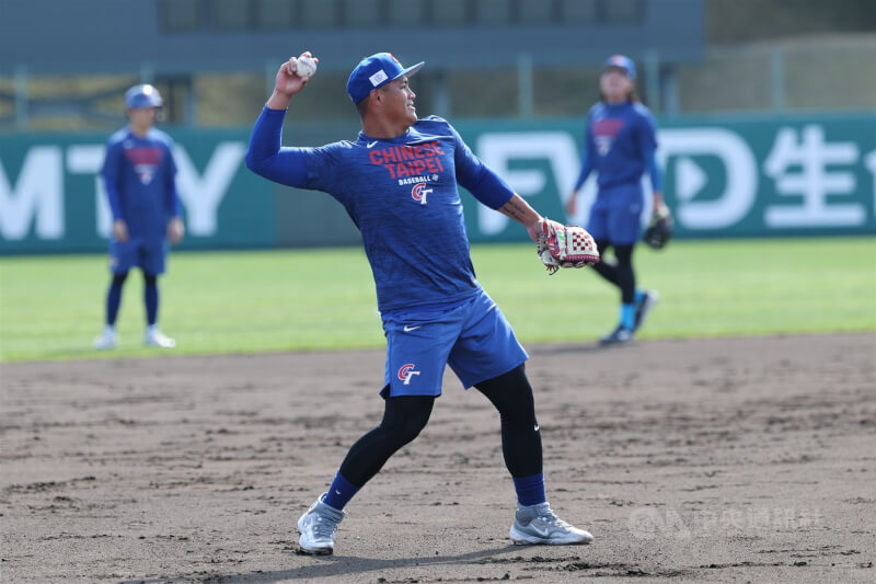 旅美好手李灝宇1日在日本宮崎SOKKEN棒球場進行守備訓練。（中央社檔案照片）
