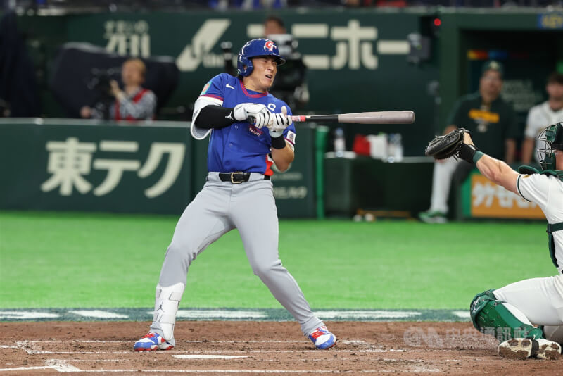 世界棒球經典賽（WBC）C組預賽5日在日本東京巨蛋開打，首戰由台灣隊迎戰澳洲隊。6局上台灣隊長陳傑憲（圖）遭觸身球擊中，退場休息。中央社記者王騰毅東京攝 115年3月5日