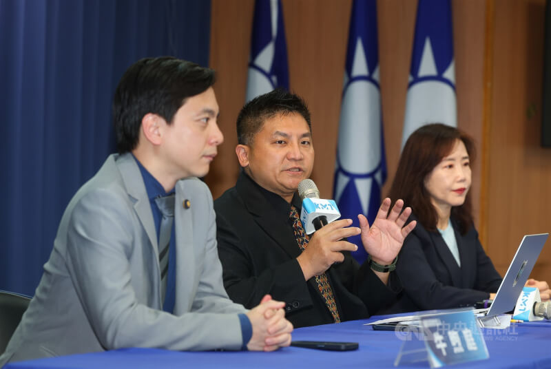 國民黨發言人牛煦庭（左起）、國民黨文傳會主委吳宗憲、副主委尹乃菁5日在中央黨部舉行「軍購條例立場說明」記者會，吳宗憲指出，對美軍購，國民黨的立場是必須符合國軍作戰需求、符合程序及美方同意。中央社記者謝佳璋攝 115年3月5日