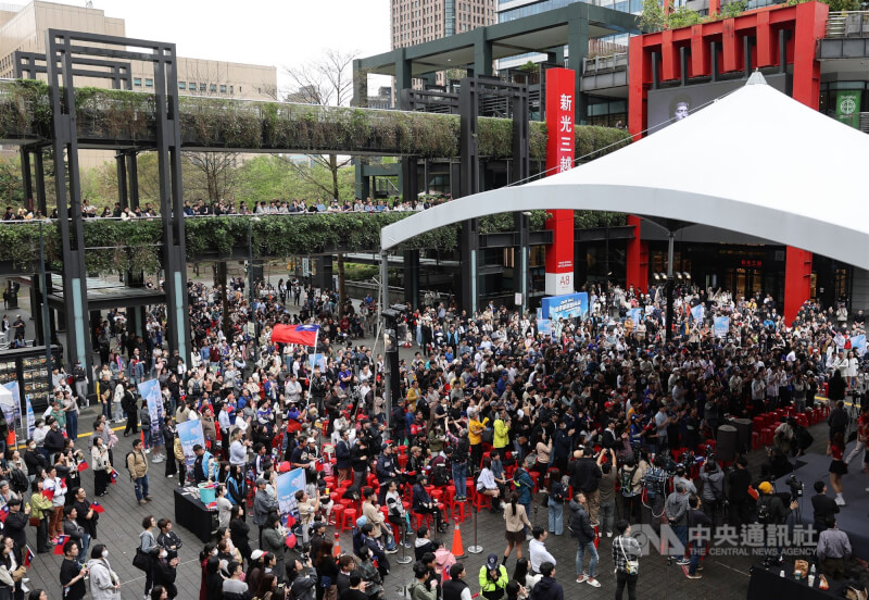 球迷們擠滿台北信義商圈會場為球員賣力應援，整個商圈範圍都見民眾駐足觀賞賽事轉播。中央社記者趙世勳攝　115年3月5日