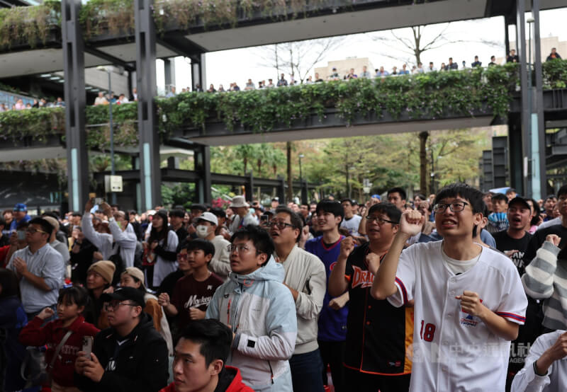 台北信義商圈戶外直播派對，許多球迷到場觀賞賽事轉播，為球員賣力應援。中央社記者趙世勳攝　115年3月5日