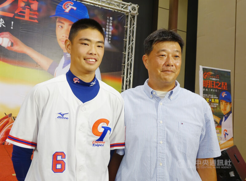 2017年就讀青溪國中3年級的陳柏毓（左）和父親陳炳男合影。（中央社檔案照片）