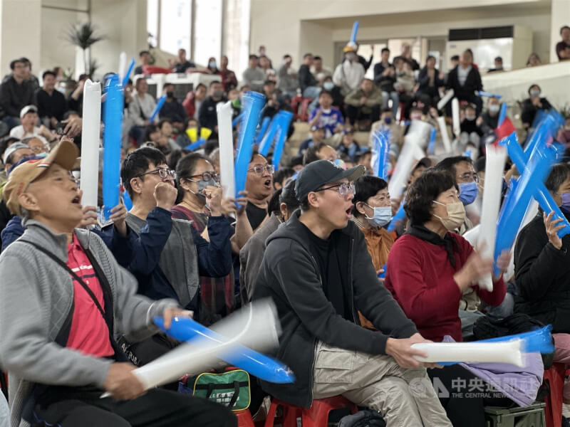 彰化縣政府5日在縣府中庭直播世界棒球經典賽（WBC）台灣隊對澳洲隊賽事，民眾熱情揮舞加油棒，齊聲吶喊。中央社記者鄭維真攝　115年3月5日