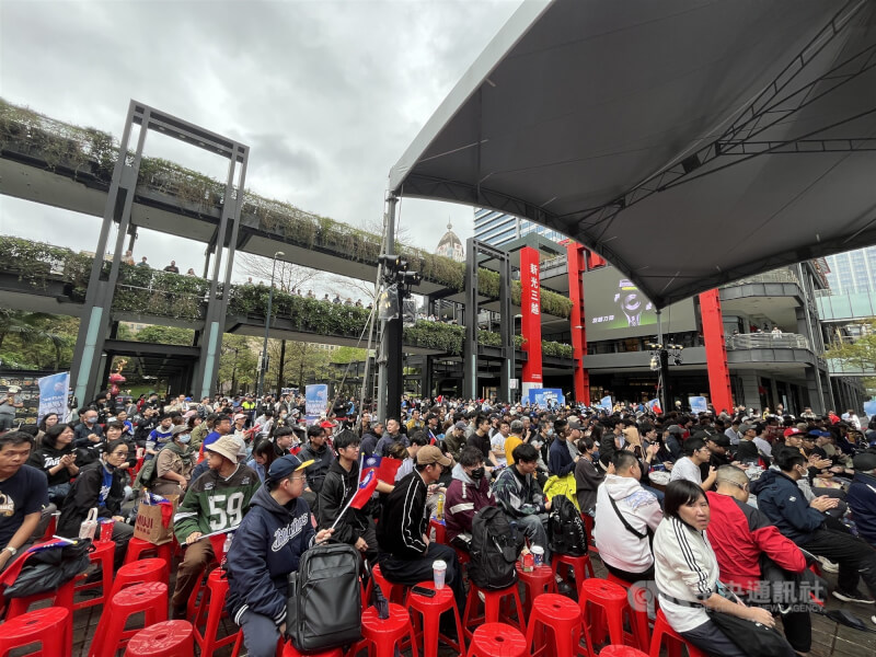 台北市信義香堤大道直播現場約擺設500張座椅，民眾到場觀賽應援。中央社記者楊淑閔攝　115年3月5日