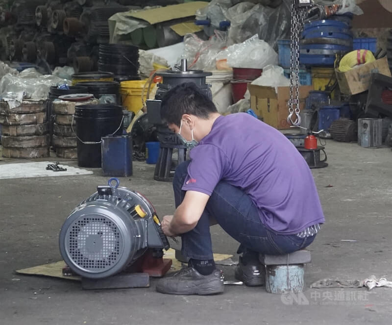 圖為高雄市鹽埕區民生工業製造業者工作情形。（中央社檔案照片）