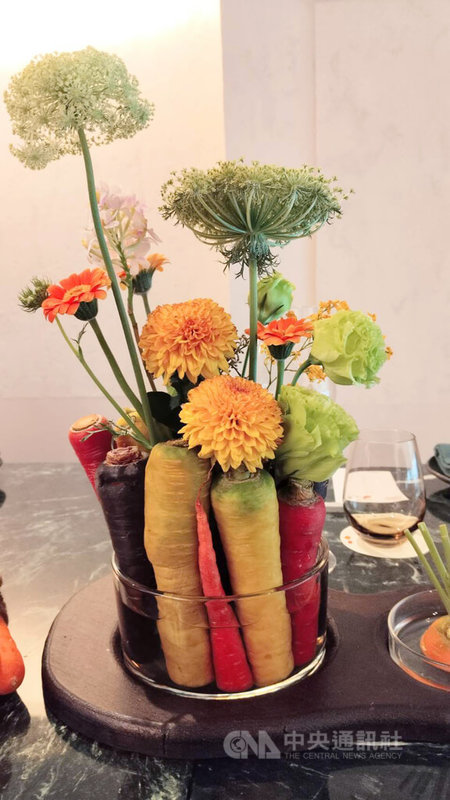 雲林縣東勢鄉農企業「VDS活力東勢」種植高品質胡蘿蔔，且有5種顏色，除一般熟悉的橘色外，還有紅、黃、白、紫等色，各有不同成分營養素。中央社記者汪淑芬攝　115年3月5日