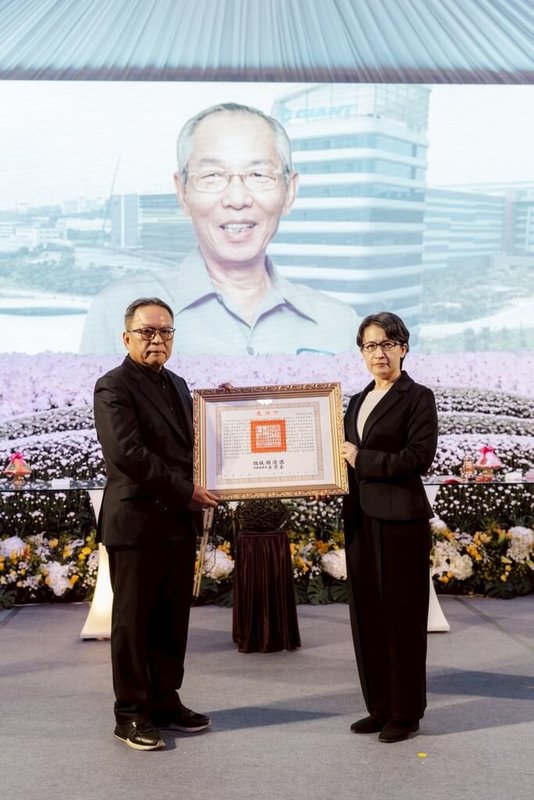 副總統蕭美琴5日出席巨大集團創辦人劉金標公祭儀式，代表總統頒發褒揚令，由董事長劉湧昌代表家屬受領，表彰劉金標一生對台灣自行車產業發展及綠色交通推動的卓越貢獻。（巨大提供）中央社記者潘智義傳真　115年3月5日