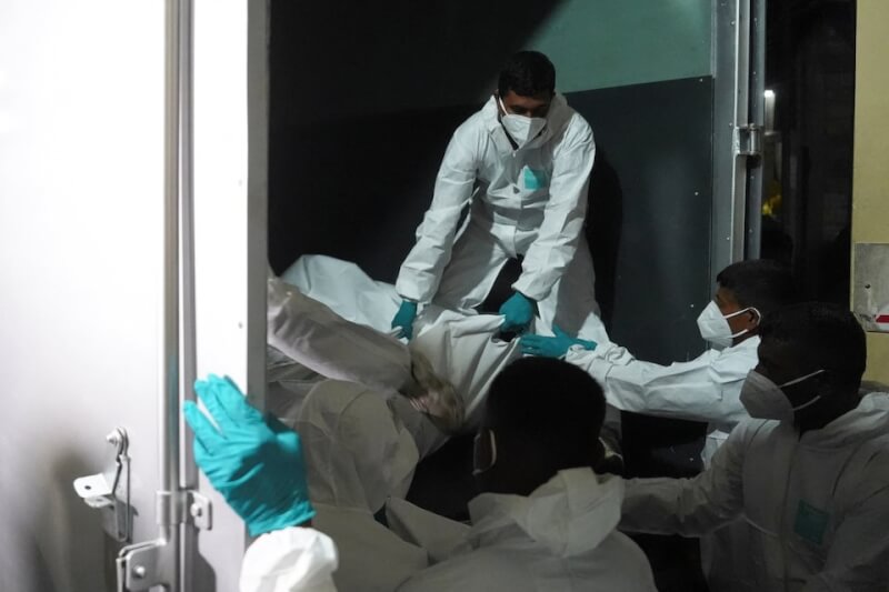 在斯里蘭卡加勒，伊朗軍艦在斯里蘭卡附近海域遭擊沉後，伊朗水兵的遺體被送往太平間。（路透社）