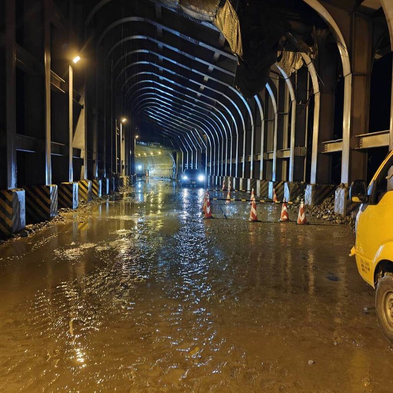 蘇花路廊台9線159.4公里處大清水明隧道搶通初期，配合路面清理作業，採單線雙向機動管制通行。（交通部公路局提供）中央社記者張祈傳真　115年3月6日