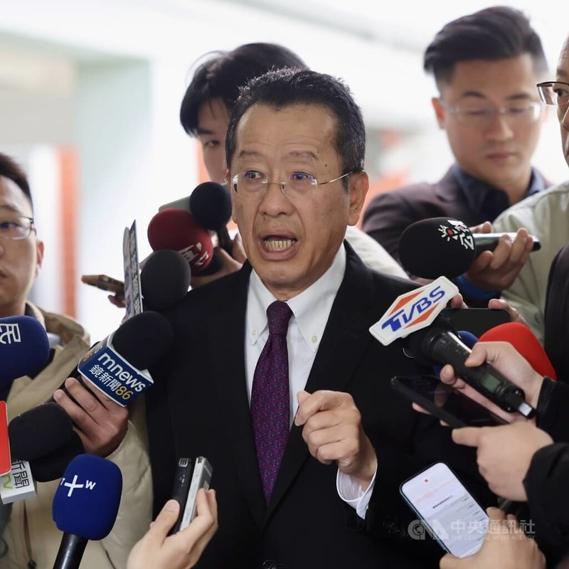 國防部長顧立雄（前）6日在立法院受訪時表示，國民黨版國防特別條例草案將已列公務預算項目納入，顯示「對軍購程序不了解」，且草案限期117年底執行完畢，等同實質封殺海馬士等5大軍購案，因為不可能執行。中央社記者王飛華攝　115年3月6日