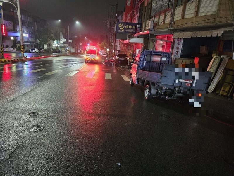 台中沙鹿區鎮南路6日凌晨發生小客車與小貨車碰撞車禍，小客車又往前撞上路旁停放多部機車；肇事後駕駛徒步離開現場，小貨車駕駛輕傷就醫，警方調閱監視器影像鎖定男子身分追查中。（民眾提供）中央社記者趙麗妍傳真　115年3月6日