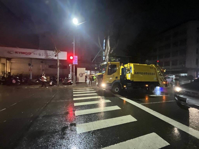 高雄市楠梓區2月28日發生清潔車撞傷林姓行人事故，市府環保局6日回應，當天因下雨視線不良撞上，已探視慰問，後續也會全力配合調查，負起相關賠償責任，並加強駕駛安全教育宣導。（高市楠梓警分局提供）中央社記者洪學廣傳真　115年3月6日