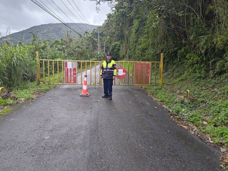 受豪雨影響，花64線瑞港公路部分路段出現土石坍方，因持續降雨，考量民眾行車安全，鄉公所決定6日下午2時起封閉道路，鳳林警分局配合實施交通管制。（鳳林警分局提供）中央社記者張祈傳真　115年3月6日